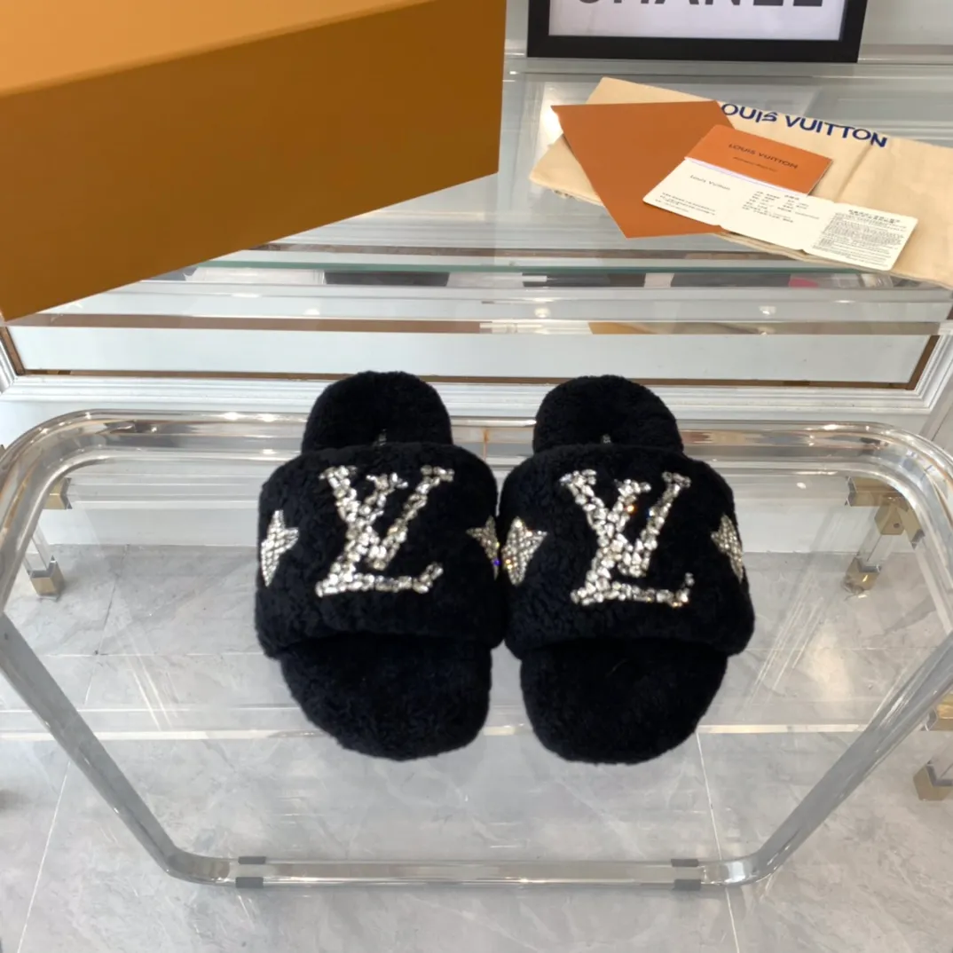 👟👟Ex-factory price 440👟👟 LV's new furry slippers, top version, made of fur and lambswool, hand-stitched with pure crystals, fashionable, low-key luxury, a must-have item for fairies, original molded non-slip rubber outsole Size: 35-40